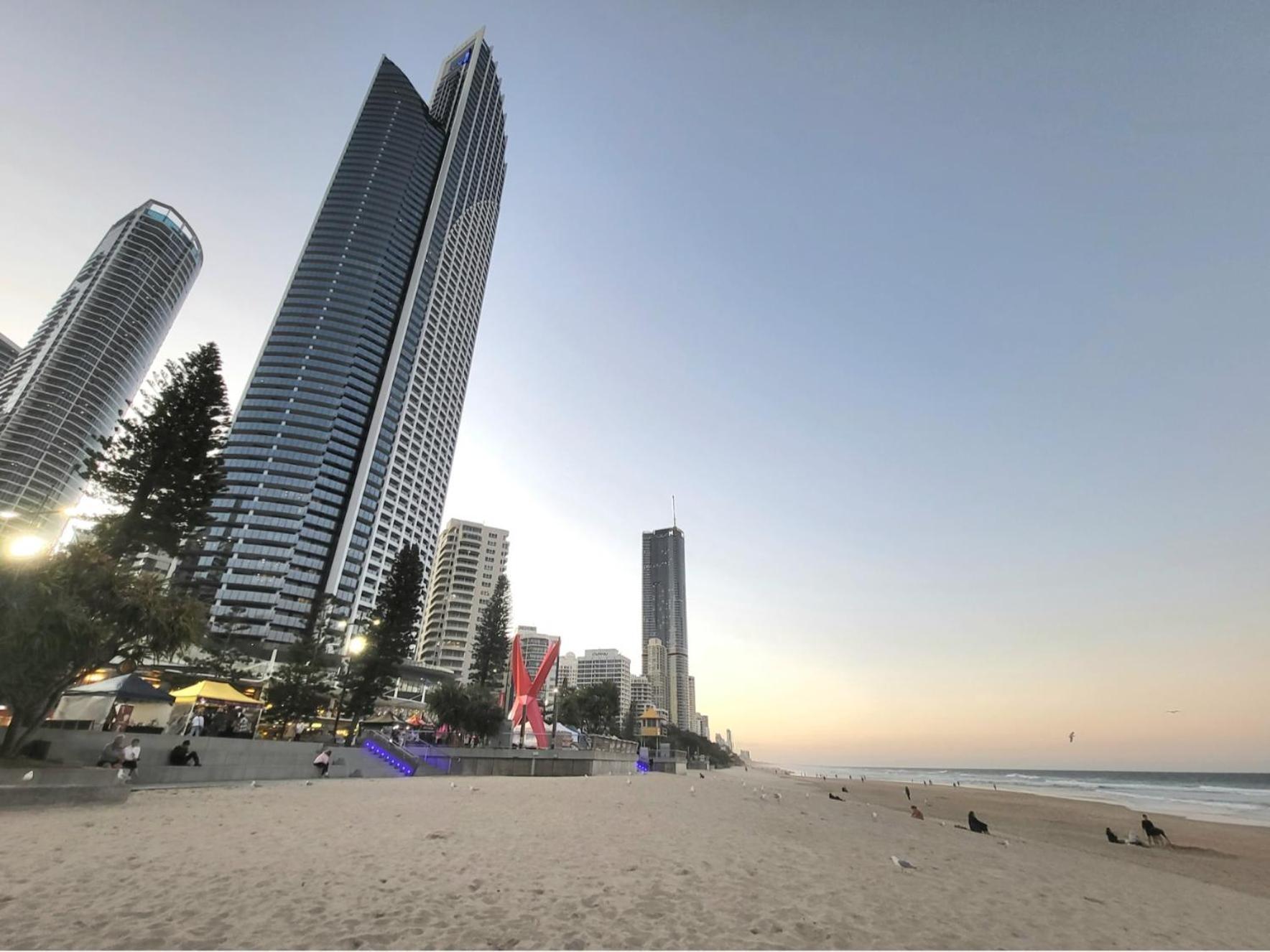 Beachside Apartment In The Heart Of Surfers Paradise - Free Parking Gold Coast Ngoại thất bức ảnh